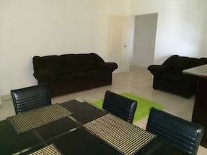 Interior - Cozy 2-bedroom apartment in charming Tower Isle with AC and gym (Tower Isle)