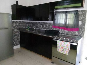 Private kitchen - Cozy 2-bedroom apartment in charming Tower Isle with AC and gym (Tower Isle)
