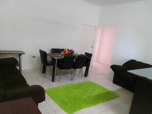 Dining - Cozy 2-bedroom apartment in charming Tower Isle with AC and gym (Tower Isle)