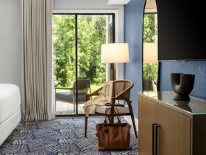 Caja de seguridad en la habitación, escritorio y cuna de viaje 