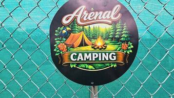 Vista frontal de la propiedad