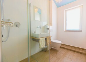 Shower, hair dryer, towels, soap - Charming maisonette apartment in the "Mainviertelhof" at the "Old Main Bridge" (Würzburg)