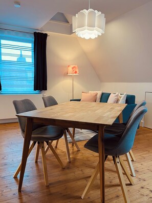 Dining - Charming maisonette apartment in the "Mainviertelhof" at the "Old Main Bridge" (Würzburg)