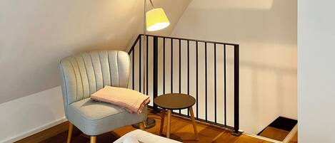 1 habitación, tabla de planchar con plancha y cuna de viaje