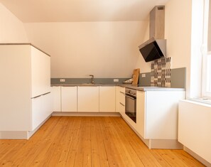 Fridge, oven, stovetop, dishwasher - Charming maisonette apartment in the "Mainviertelhof" at the "Old Main Bridge" (Würzburg)