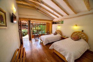 Habitació amb dos llits individuals, vistes al jardí