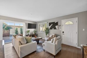 TV - Stunning 3BD 2BA | 3 Queen Beds | Pool | Free Park (Scottsdale)