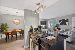 Private kitchen - Stunning 3BD 2BA | 3 Queen Beds | Pool | Free Park (Scottsdale)