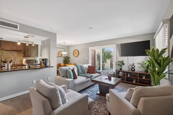 TV - Stunning 3BD 2BA | 3 Queen Beds | Pool | Free Park (Scottsdale)