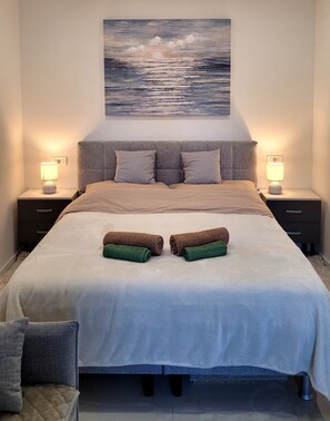 Desk, iron/ironing board, travel cot, free WiFi - Charming studio apartment in the heart of Split (Split)