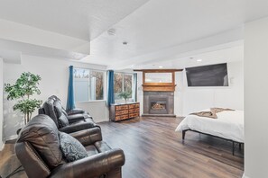 1 sovrum, skrivbord, strykjärn/strykbräda och resesäng