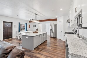 Kylskåp, mikrovågsugn, ugn och spishäll