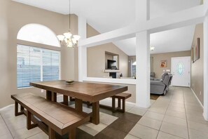 Dining - Silverado Ranch Home-Near Casino-10 min to Airport (Las Vegas)