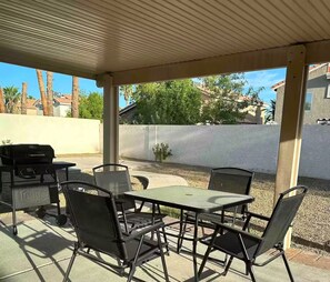 Outdoor dining - Silverado Ranch Home-Near Casino-10 min to Airport (Las Vegas)