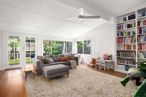 Living area - Family Home - Books, Yard & Central Location (Mayfield East)