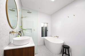 Shower, hair dryer, shampoo - Family Home - Books, Yard & Central Location (Mayfield East)