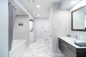 Shower, hair dryer, towels, soap - The sweet spot GAMES ROOM! (Collingwood)