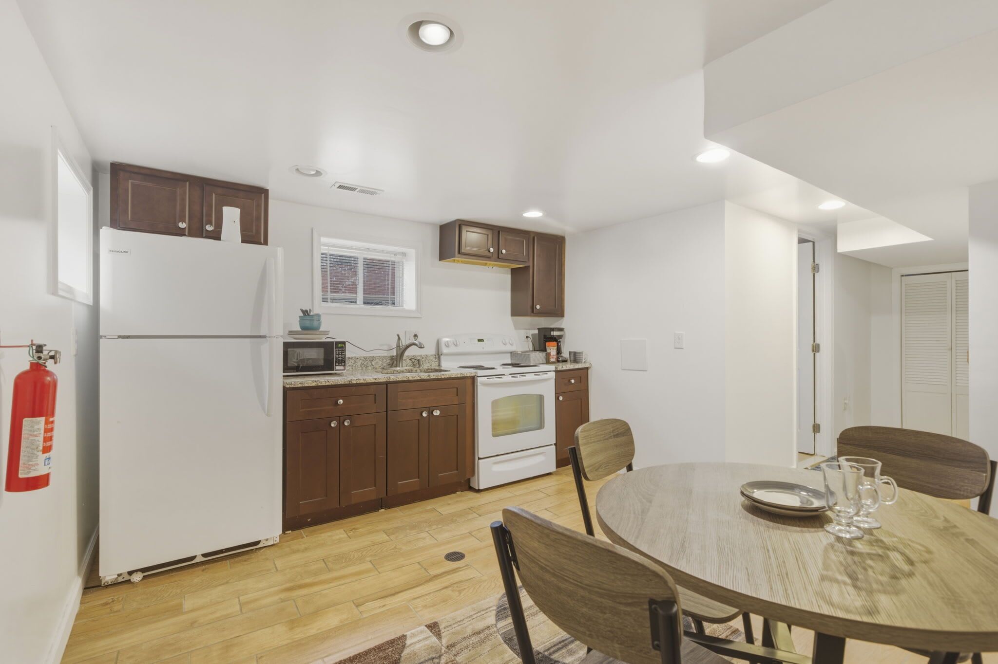 冰箱、微波炉、烤箱、炉灶