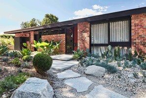 Property grounds - Luxurious Mid-Century Modern Home, Yarra Valley (Healesville)
