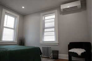 3 bedrooms, iron/ironing board, WiFi, bed sheets - Bright & Modern 3-Bed House ~ Parking Included ~ Near Transit in East Flatbush (Brook)