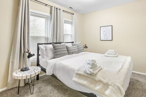 2 bedrooms, iron/ironing board, WiFi, bed sheets - Modern 2BDR Condo in Ohio City (Cleveland)