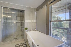 Shower, hair dryer, towels, soap - Paradise Canyon (Ingram)