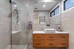 Hair dryer, towels, soap, toilet paper - Spacious Bay View Home for Groups (Dromana)