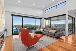 Smart TV - Spacious Bay View Home for Groups (Dromana)