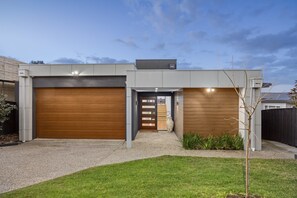 Exterior - Spacious Bay View Home for Groups (Dromana)