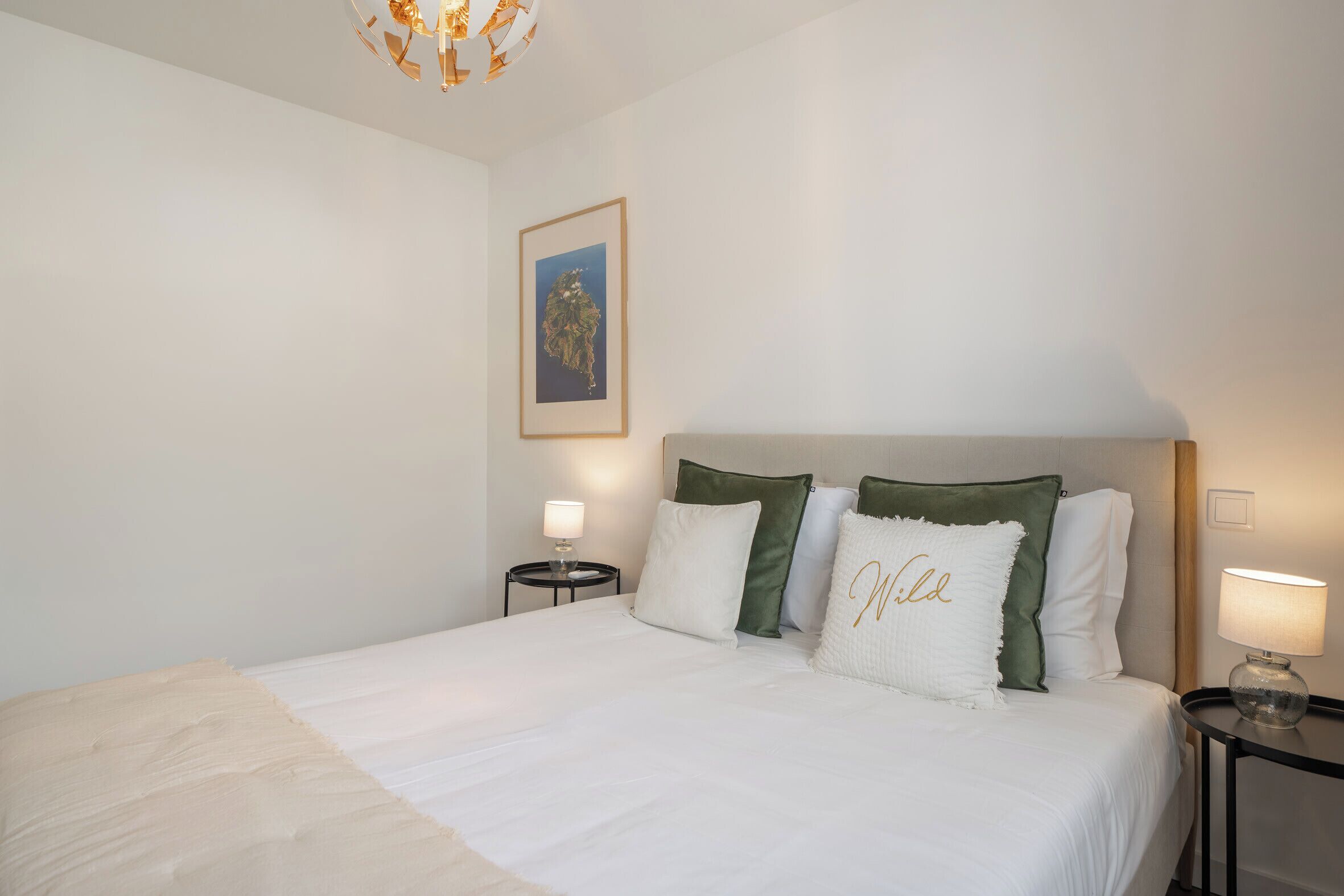 3 habitaciones, tabla de planchar con plancha, wifi y ropa de cama 