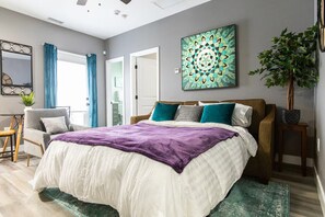 1 bedroom, iron/ironing board, WiFi, bed sheets - Chic King Suite w/Balcony in Uni Heights (San Diego)