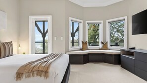 Interior - Matterhorn Vista by Avantstay Panoramic Views + Private Cinema + Glass-railed Deck + Near Trails and Village (Lake Arrowhead)