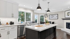 Interior - Matterhorn Vista by Avantstay Panoramic Views + Private Cinema + Glass-railed Deck + Near Trails and Village (Lake Arrowhead)