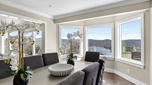 Interior - Matterhorn Vista by Avantstay Panoramic Views + Private Cinema + Glass-railed Deck + Near Trails and Village (Lake Arrowhead)