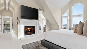 Interior - Matterhorn Vista by Avantstay Panoramic Views + Private Cinema + Glass-railed Deck + Near Trails and Village (Lake Arrowhead)