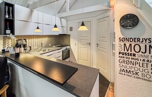 ثلاجة، موقد طهي مسطح، غسالة أطباق، ماكينة لصنع القهوة/الشاي