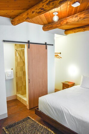 1 dormitorio, escritorio, tabla de planchar con plancha y wifi