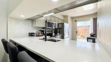 Réfrigérateur, four à micro-ondes, un four, surface de cuisson