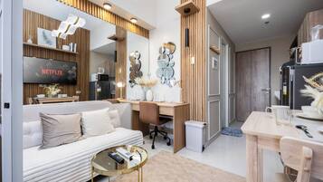 Studio, 1 Bedroom, Accessible | Living room