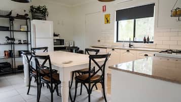 大型冰箱、微波爐、爐台、兒童餐椅