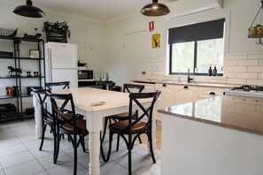 대용량 냉장고, 전자레인지, 쿡탑, 유아용 의자