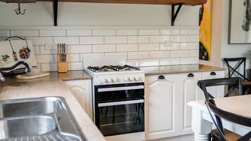 Full-size fridge, microwave, stovetop, highchair