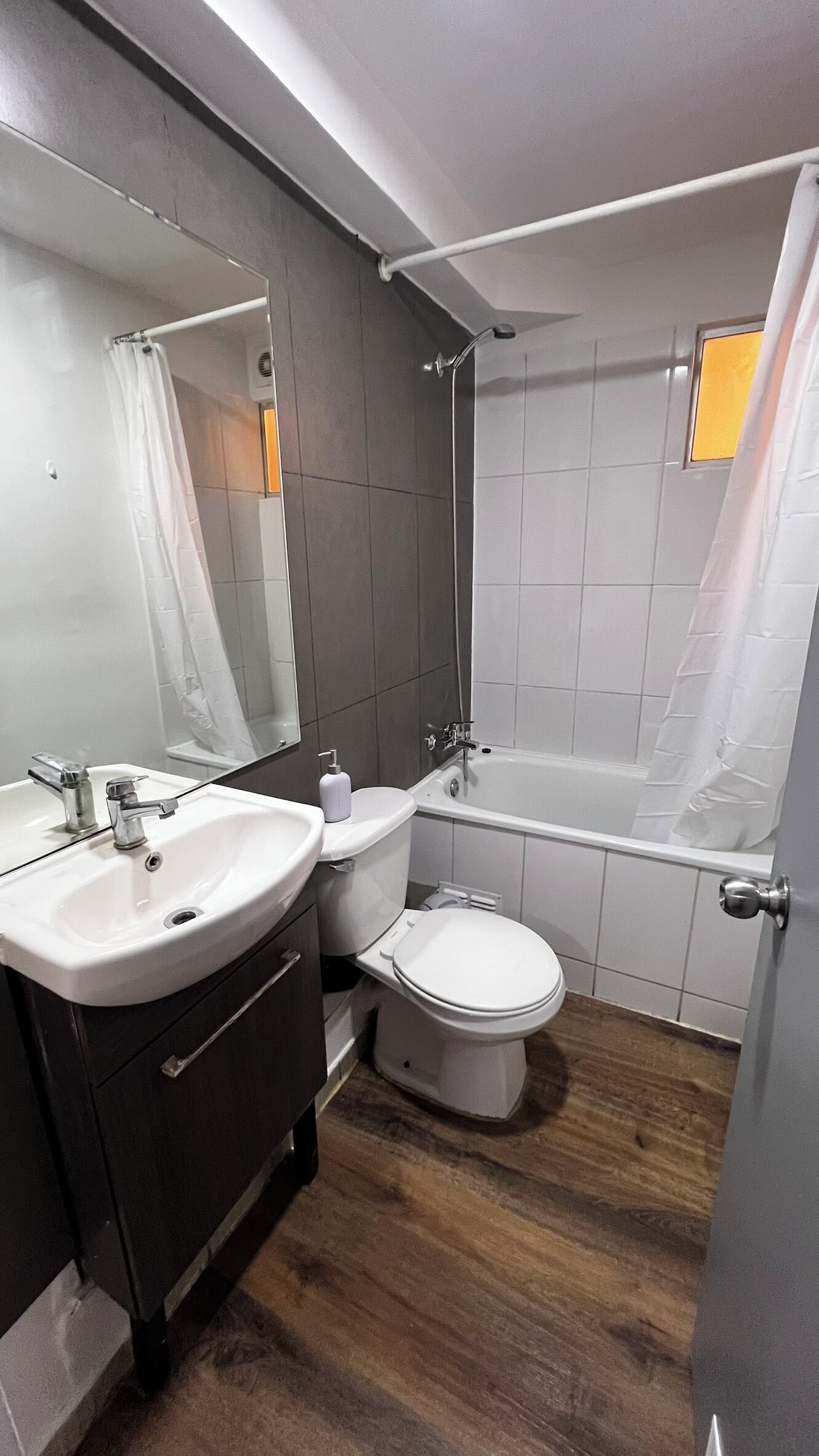 Ein modernes Badezimmer mit Waschbecken, Toilette und Badewanne.