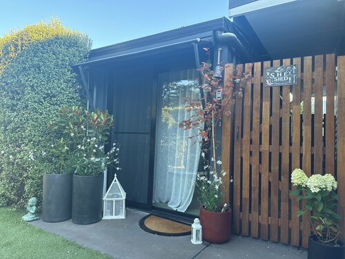 Luxury Pool/Spa Garden Retreat, 6 min walk from town and Lake + No hidden Fees!