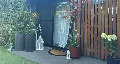 Luxury Pool/Spa Garden Retreat, 6 min walk from town and Lake + No hidden Fees!