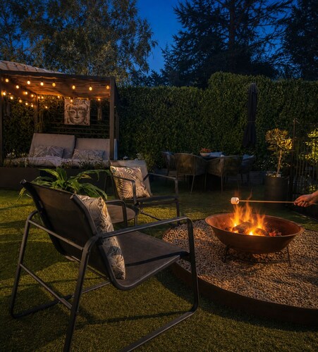 Luxury Pool/Spa Garden Retreat, 6 min walk from town and Lake + No hidden Fees!