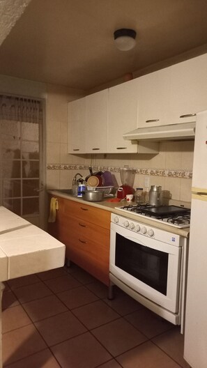 Private kitchen - Stay at casa pipis, close to UTEQ, quiet family atmosphere in a private gated community. (Santiago de Querétaro)