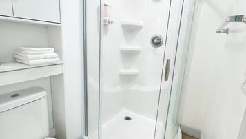 Douche, sèche-cheveux, serviettes fournies, savon
