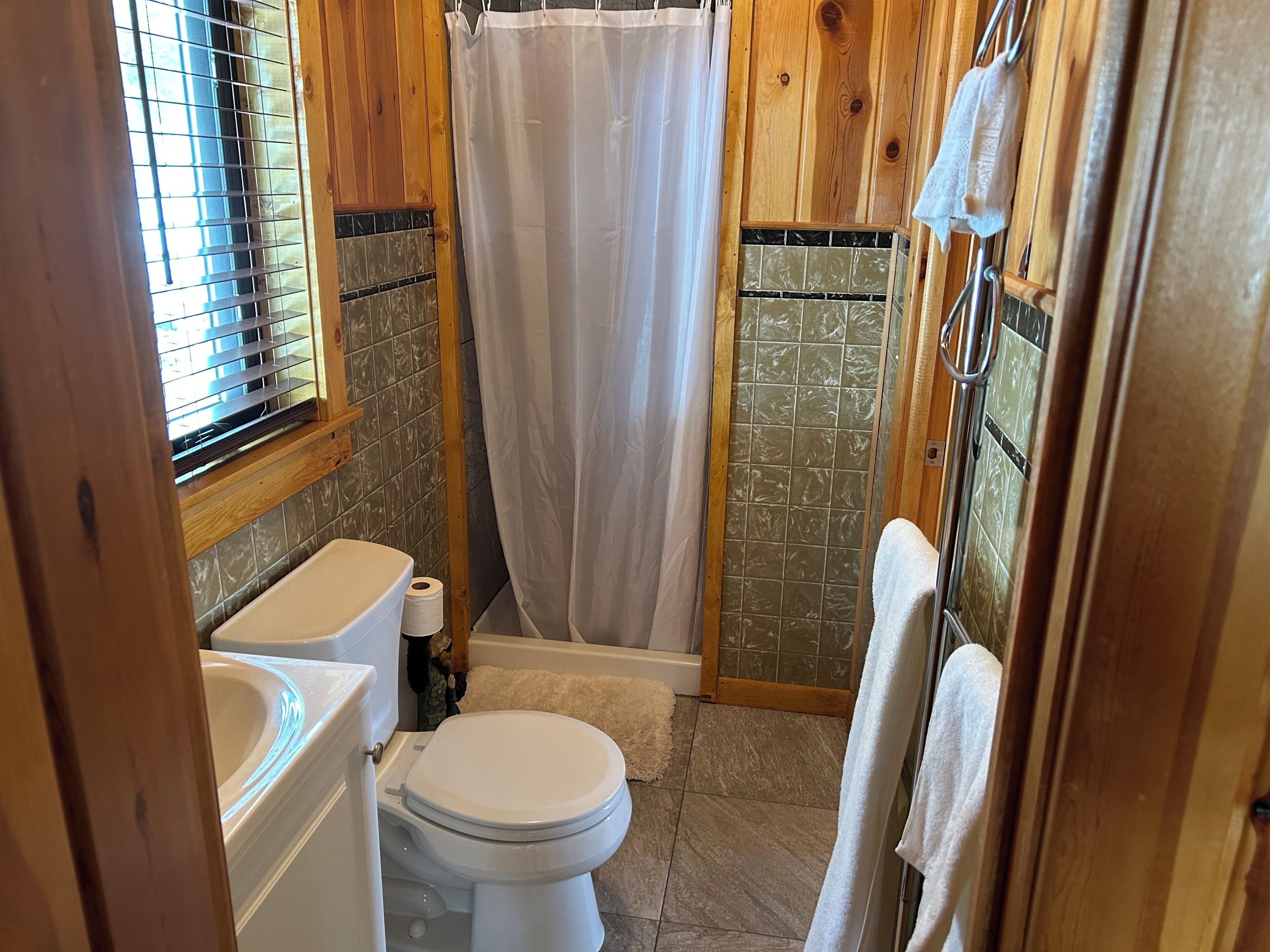 Douche, serviettes fournies, savon, papier de toilette