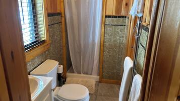 Douche, serviettes fournies, savon, papier de toilette